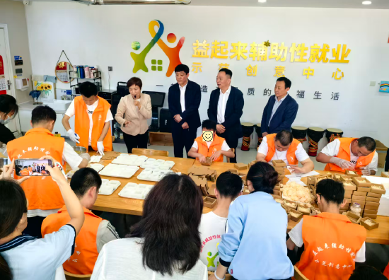 （孩子们现场制作手工香皂）