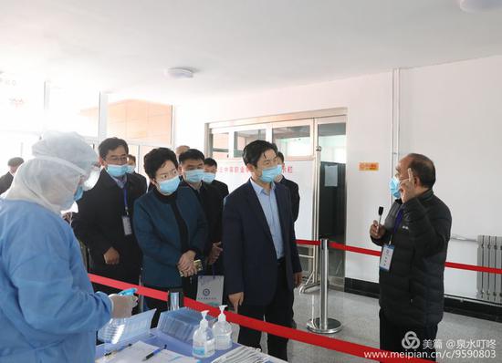 在章丘中等职业学校,现场察看宿舍演练、物资储备、隔离室情况