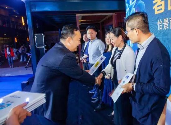 怡景丽家全球家具直销中心总经理崔力上台为奢品汇成员进行授牌。