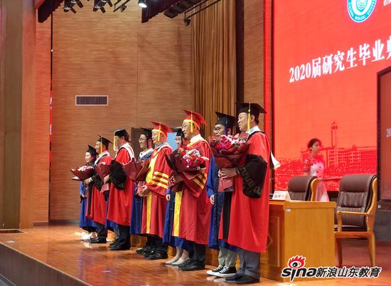 毕业生为老师献花