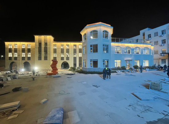 图说:24小时不停工的项目建设现场。