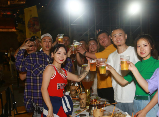 市民游客品尝美食、美酒 姜兆荣摄