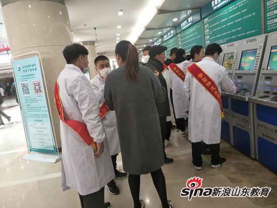 志愿者们在潍坊市人民医院开展“阳光行动”志愿服务活动