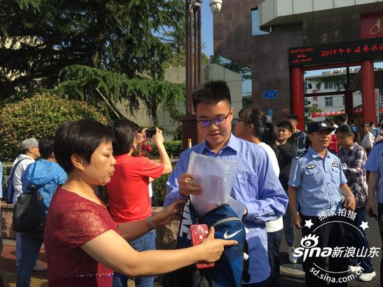 家长为进场考生整理随身物品
