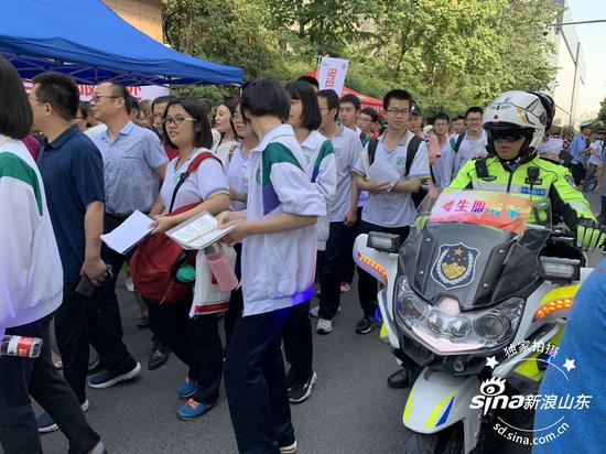 考生排队陆续走进考场