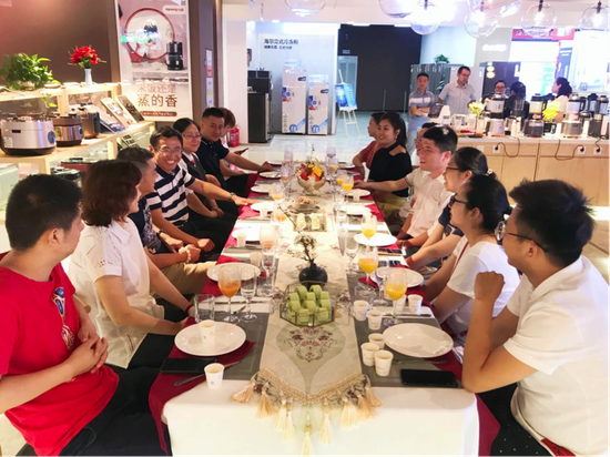 山东媒体采访团在银座电器万虹广场店的九阳专柜享用S5、K1S、Y88制作的美食。