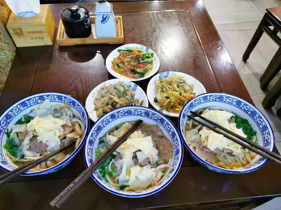 搭配美味小菜的和乐面,让人垂涎欲滴