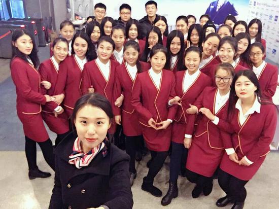 专业教师和学生们在一起