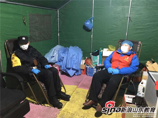 在椅子上简单休息
