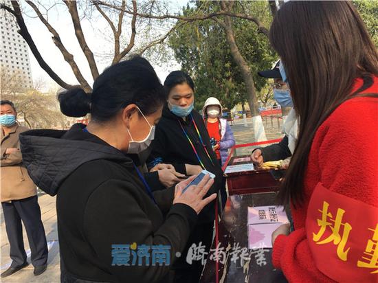 千佛山入口,游客有序进园