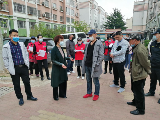 (督查组在龙翔一苑与物业人员交流)