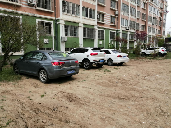 (绿化带成了“停车场”)