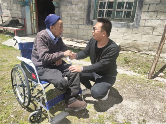 扎西边觉老人出院后,赵继鹏到家中看望