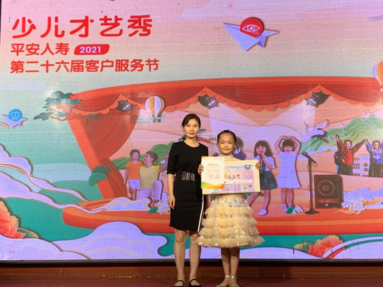 李英总为获得一等奖选手颁奖