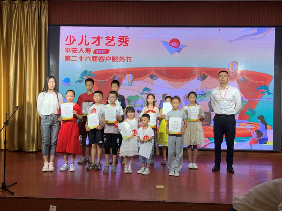 高芳经理与张奇经理为选手颁发荣誉证书