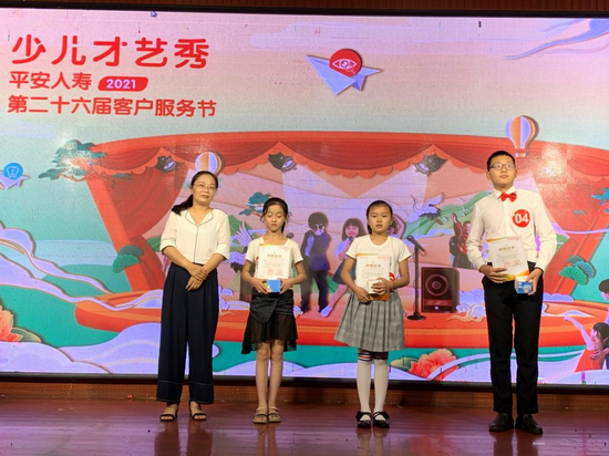 卢亚超主任为获得三等奖选手颁奖