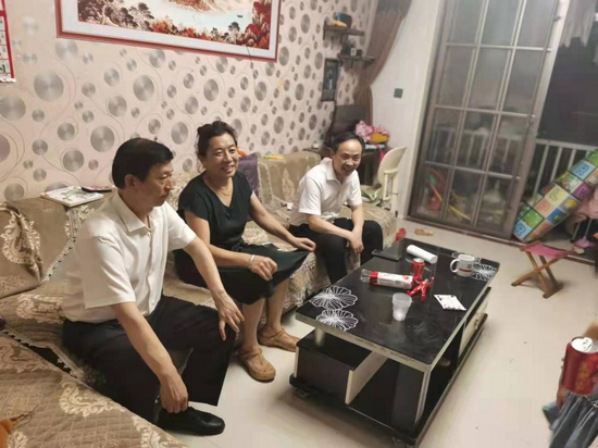 在退休职工家中