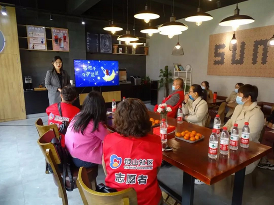 　　济南银山社区志愿者团队到访象芽塔咖啡馆开展[搭把手·守护星星]——“星光灿烂，你我相伴”志愿服务活动