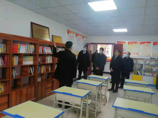 考核组对国家级友好社区进行实地查看