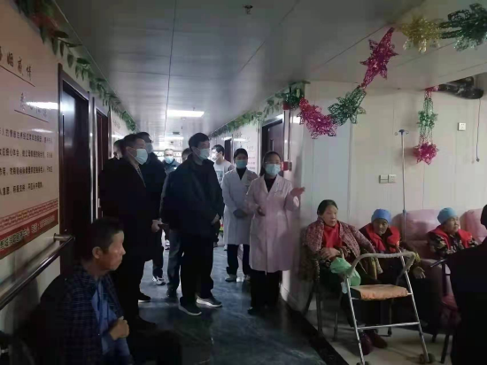 考核组对医养结合机构进行实地调研