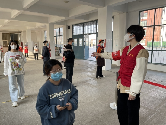 经济与管理系学生干部在核酸检测现场维持秩序