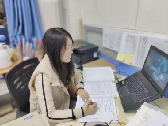 赵健羽在办公室备课