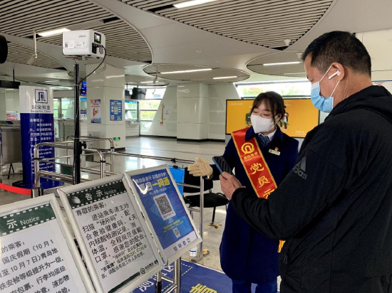(工作人员引导乘客扫码)