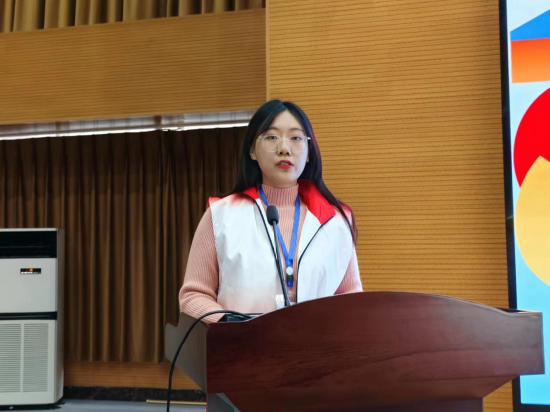 德州职业技术学院李婉莹代表全体裁判员宣誓。