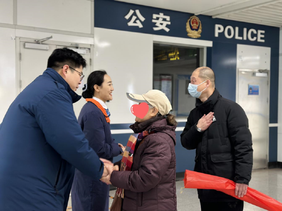 （乘客家属向员工表示感谢）