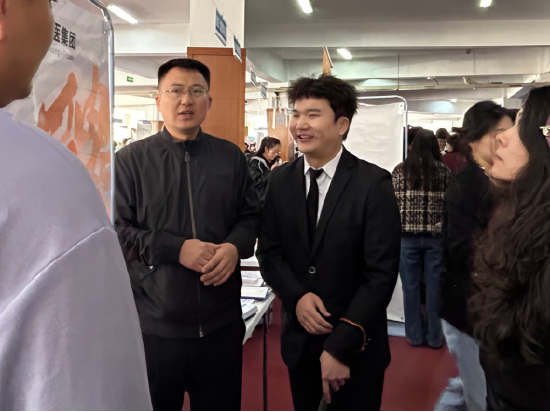 2020级中医学(针灸推拿)专业视障生冯豪与用人单位交谈