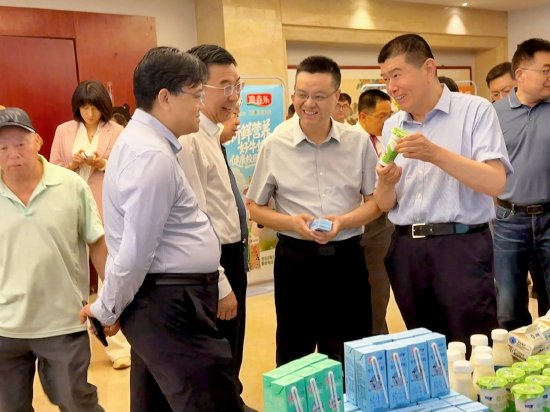 图为:山东省畜牧兽医局党组成员、副局长李新一行领导巡展,现场高度点赞得益乳业学生奶产品