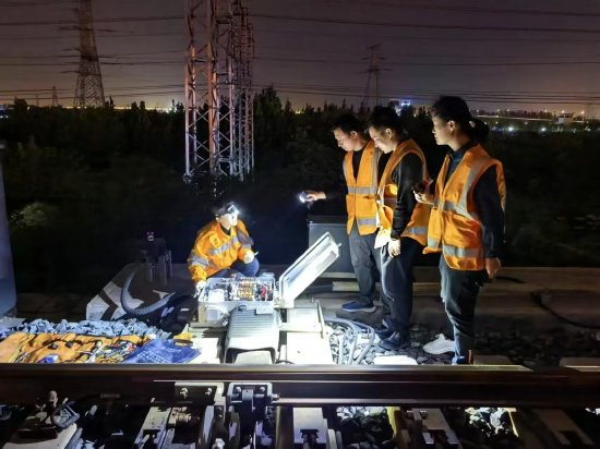 鲜敏等老师在济南东客专信号车间进行道岔检修作业