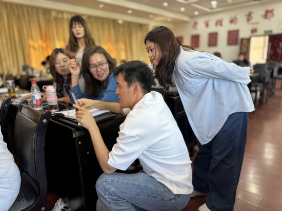 培训老师与乡村主播深入互动交流