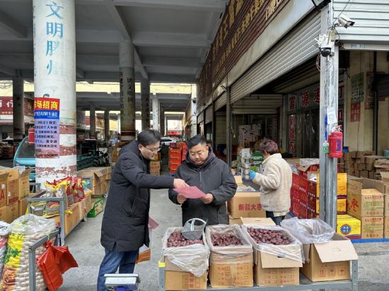 ▲山东工行走进城乡市集，为商户提供精准便捷普惠金融服务