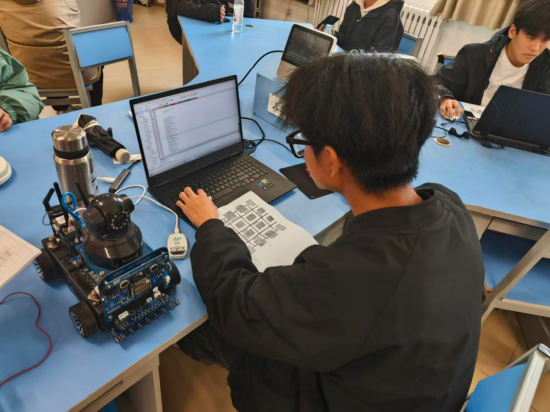 “1412”团队学生进行智能配送车研发