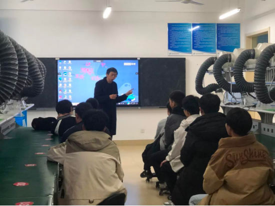 郝伟老师指导“1412”团队学生