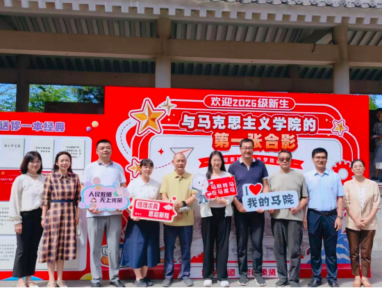 三代校友齐聚校园（左五、左六、左七分别为刘明亮、李昭君、李虎）