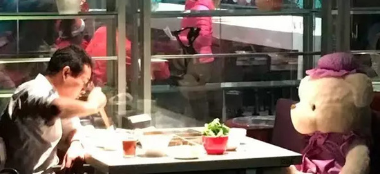 “一个人吃火锅会有玩偶陪同”。
