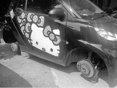 被偷走車輪的smart 警方供圖