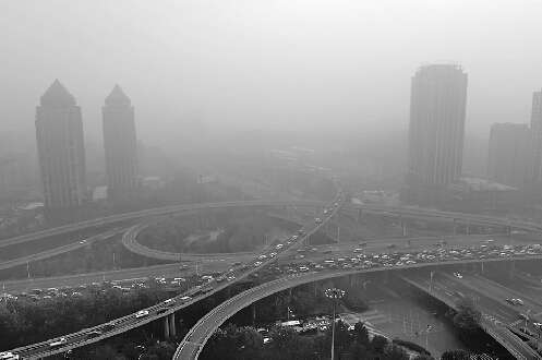 上午AQI大幅上升重度污染地点：燕山立交桥记者张刚摄