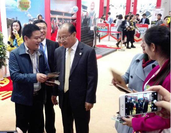 兖州兴隆文化园管委会常务副主任周鹏向山东省季副省长汇报兴隆文化园的情况