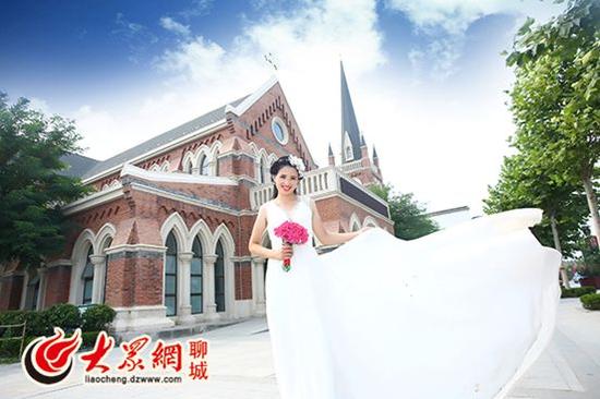 结婚还不到一个月，李桢穿的婚纱还在。大众网记者 王传胜 摄