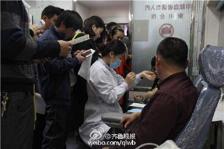 滨州一产妇急需大量B型血救命，市民冒雨来献血，温暖一座城。