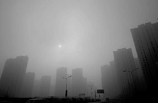 中午AQI超过400严重污染地点：奥体附近记者王锋摄