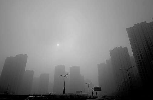 中午AQI超過400嚴重污染地點:奧體附近記者王鋒攝