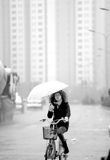 13日的降雨并沒有驅散持續多日的霧霾 記者王鋒 攝□