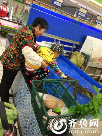 小朋友頻頻敲打鱷魚的脊背