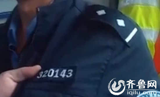 男子穿了一身假警服打算招搖撞騙,不想還沒開始就遇到了真警察(視頻截圖)