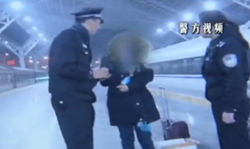青岛站派出所的执法记录仪记录了民警在车站接到小孙的情形。（视频截图）