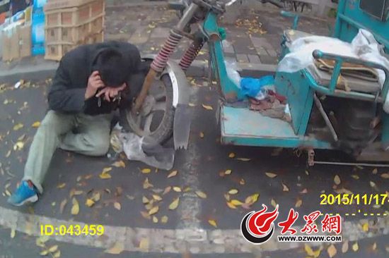 交警采取強制措施對劉某使用催淚噴霧后,他仍死死抱著車輪不放
